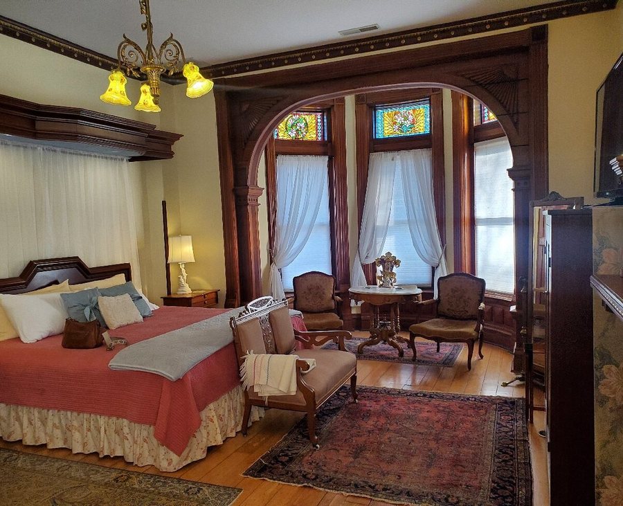Shakespeare Chateau Inn and Gardens Bed Breakfast — Guest room
