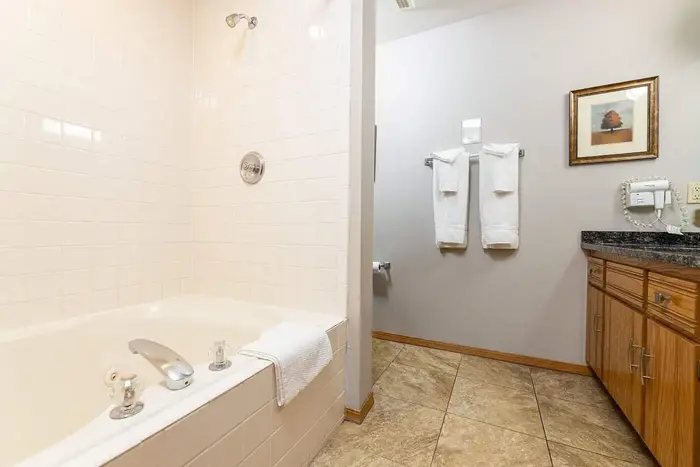 Shallows Resort — Bathroom