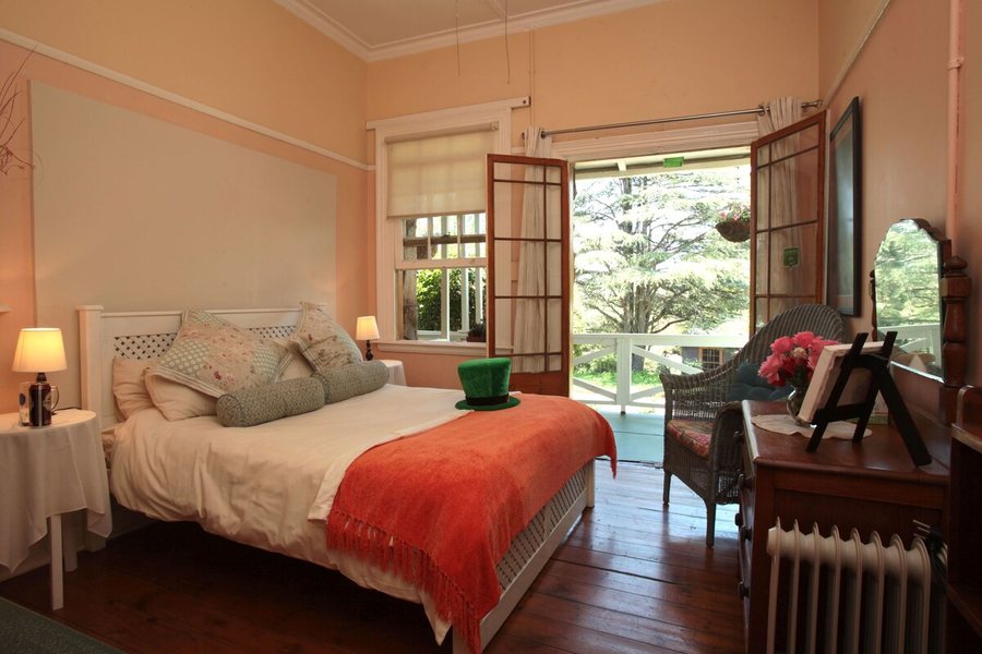 Shamrock Arms Guest Lodge — Guest room