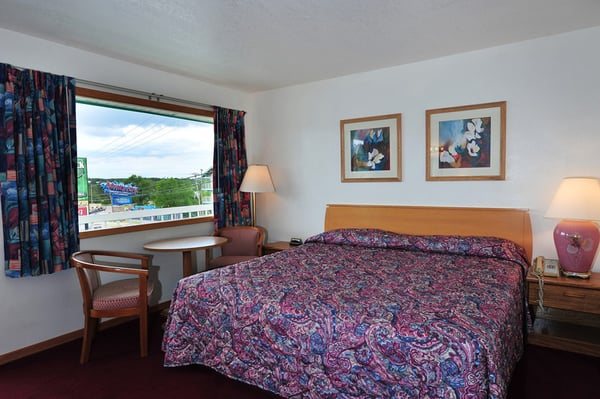 Shamrock Motel Resort Suites — Guest room