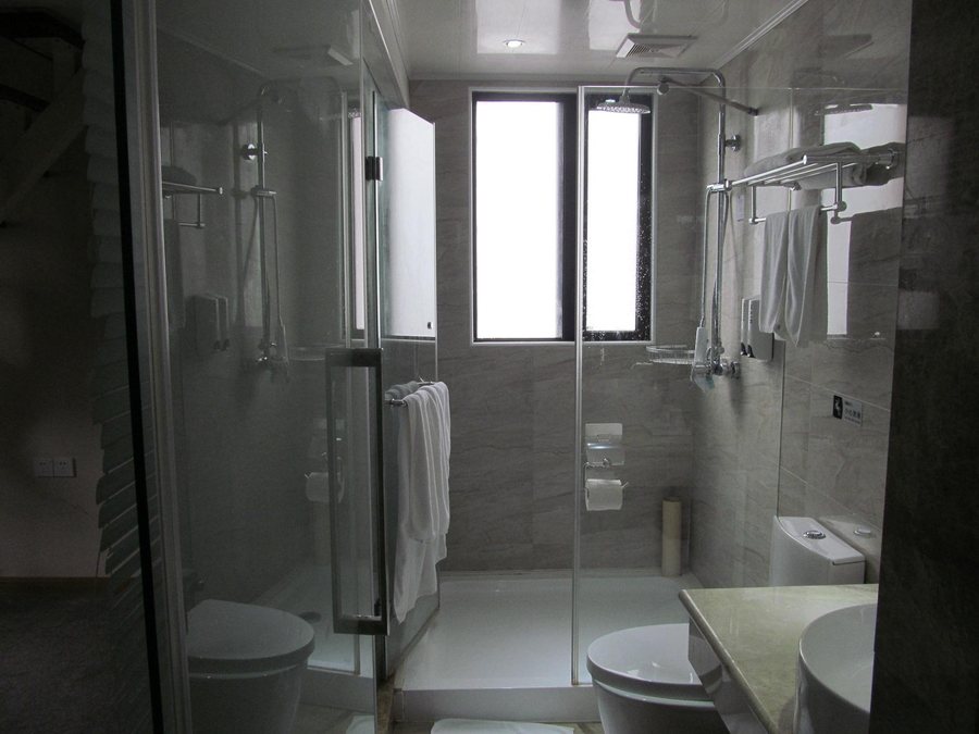 Shanghai Fish Inn East Nanjing Road — Bathroom