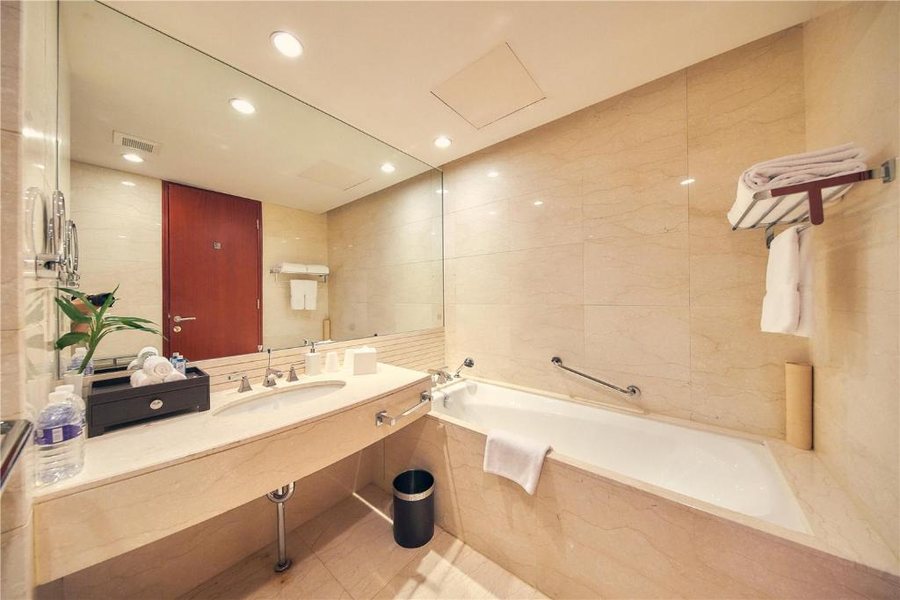 Shanghai Marriott Hotel Parkview — Bathroom