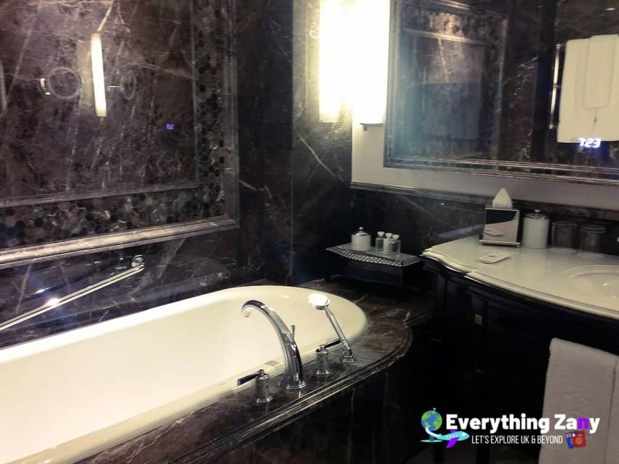 Shangri La Bosphorus Istanbul — Bathroom