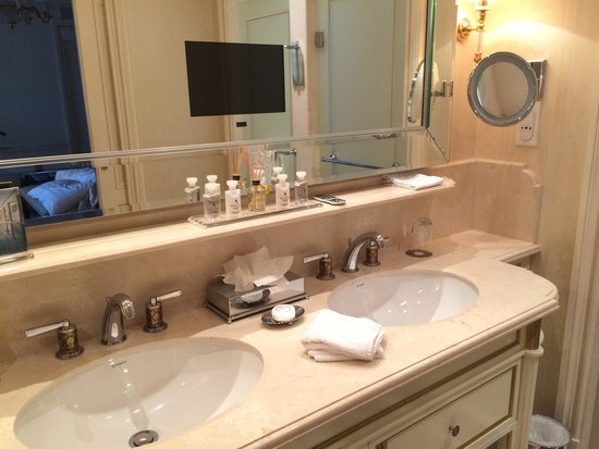 Shangri La Paris — Bathroom