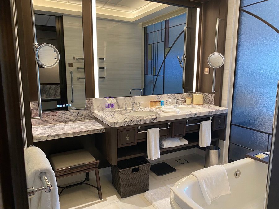 Shangri La Qiantan Shanghai — Bathroom