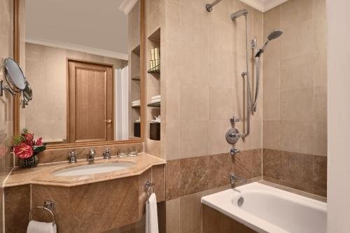 Shangri La Singapore — Bathroom