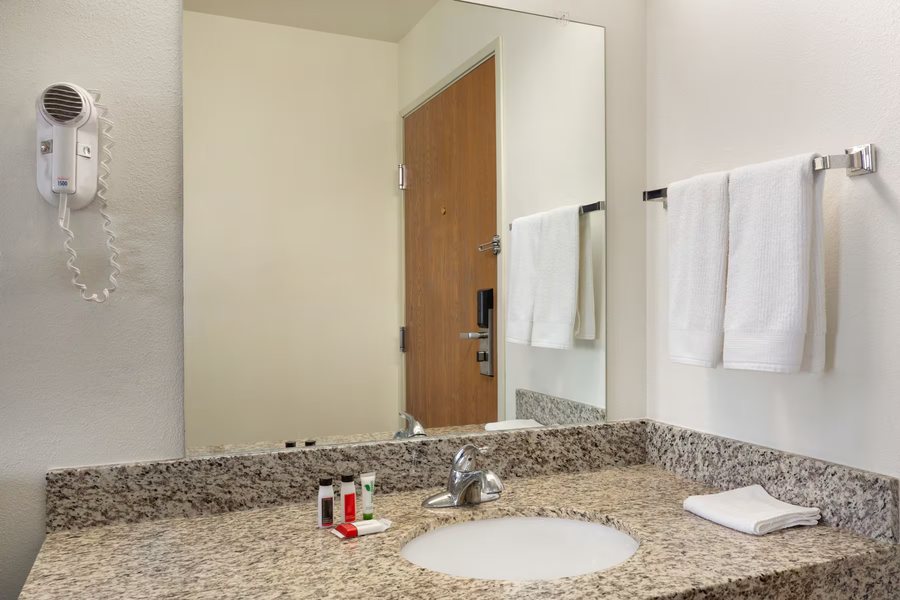 Sharon Motel — Bathroom