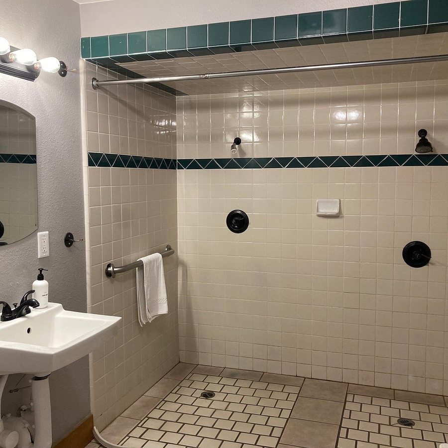 Shasta View Lodge — Bathroom