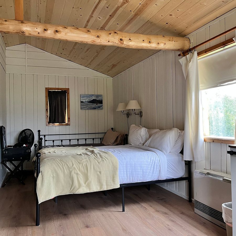 Sheep Mountain Lodge — Guest room