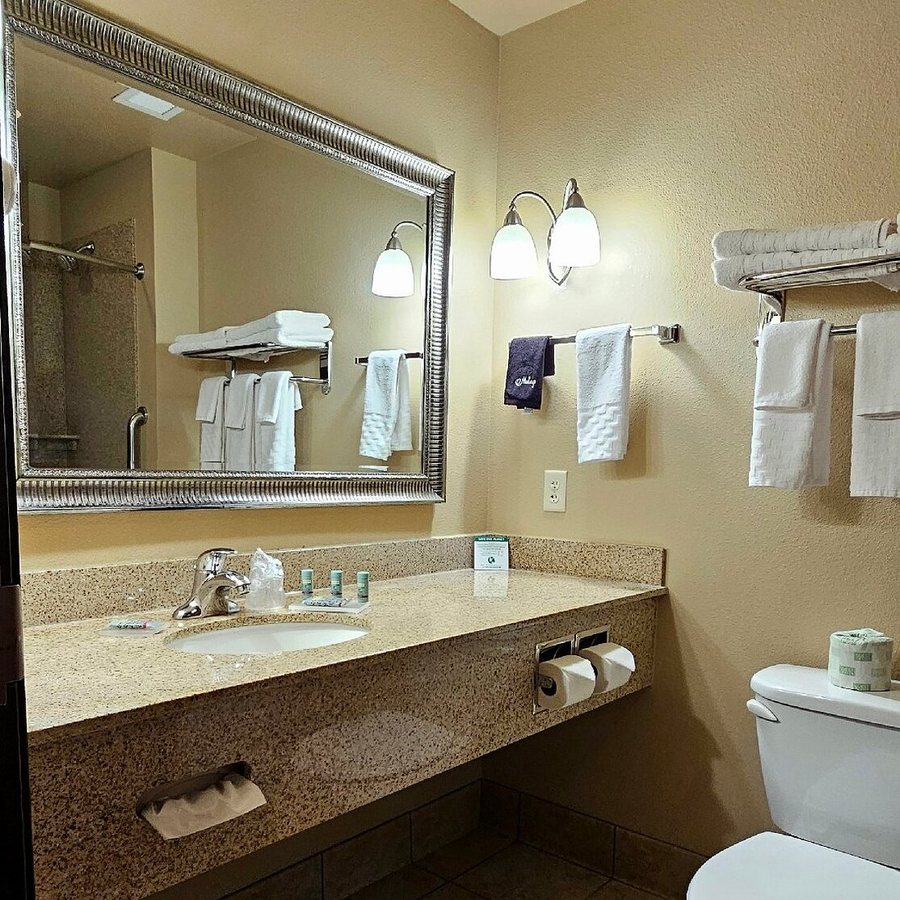 Shelby Inn — Bathroom