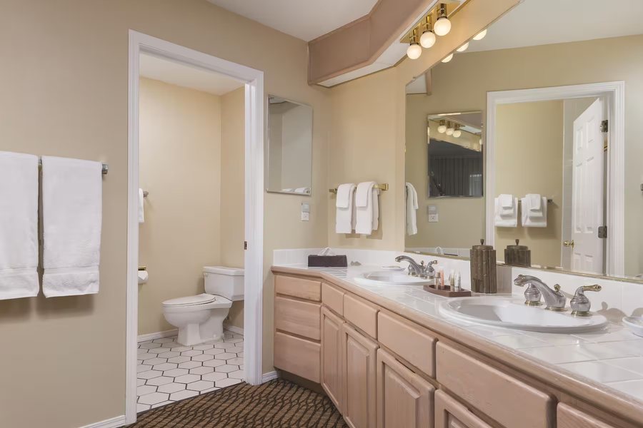 Shell Vacations Club Kona Coast Resort — Bathroom