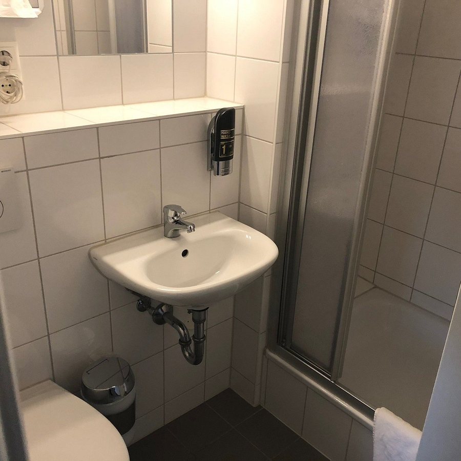 Shelter Christian Hostel — Bathroom