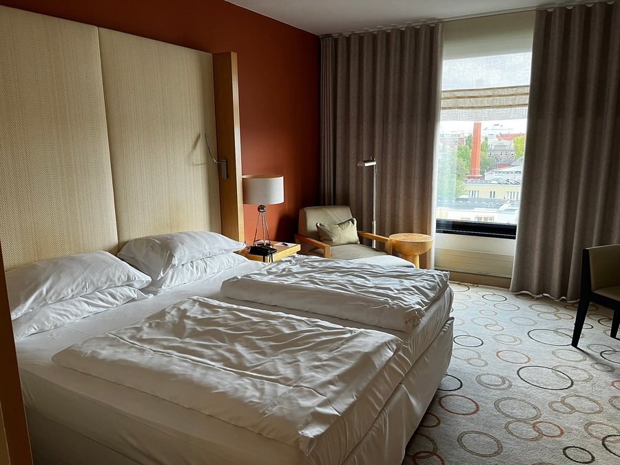 Sheraton Berlin Grand Hotel Esplanade — Guest room