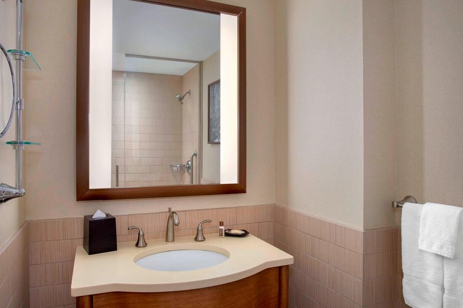 Sheraton Brooklyn New York Hotel — Bathroom
