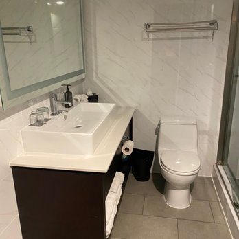 Sheraton Charlotte Hotel — Bathroom