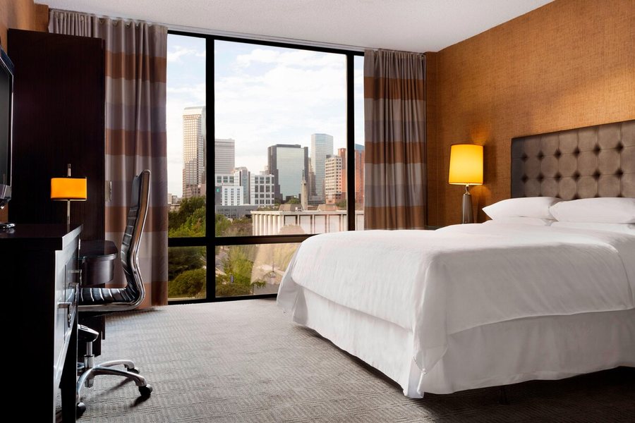 Sheraton Charlotte Hotel — Guest room