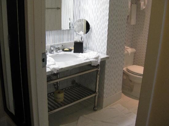 Sheraton Columbia Downtown Hotel — Bathroom