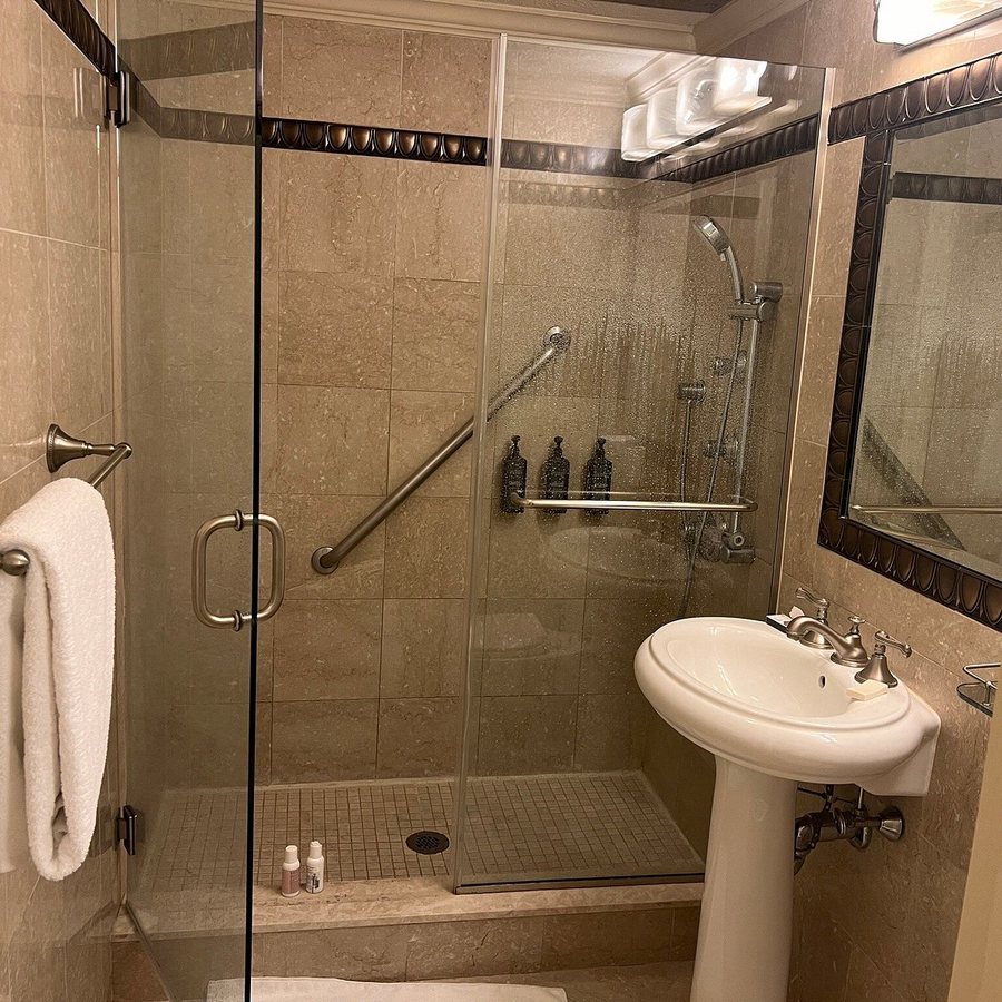Sheraton Commander Hotel — Bathroom