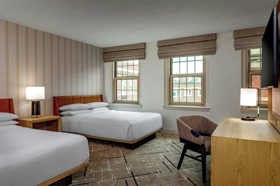 Sheraton Commander Hotel — Guest room