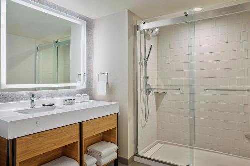 Sheraton Denver Downtown Hotel — Bathroom