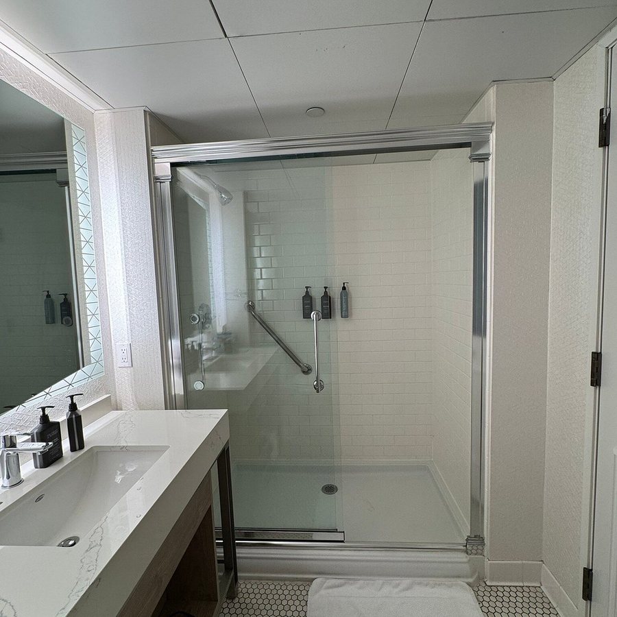 Sheraton Duluth Hotel — Bathroom