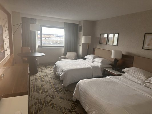 Sheraton Edison — Guest room