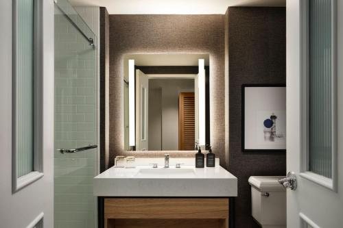 Sheraton Erie Bayfront Hotel — Bathroom