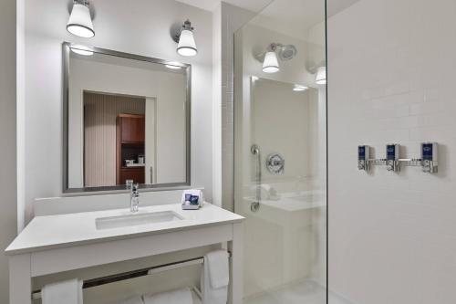 Sheraton Fort Worth Downtown Hotel — Bathroom