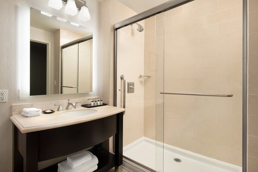 Sheraton Garden Grove Anaheim South Hotel — Bathroom