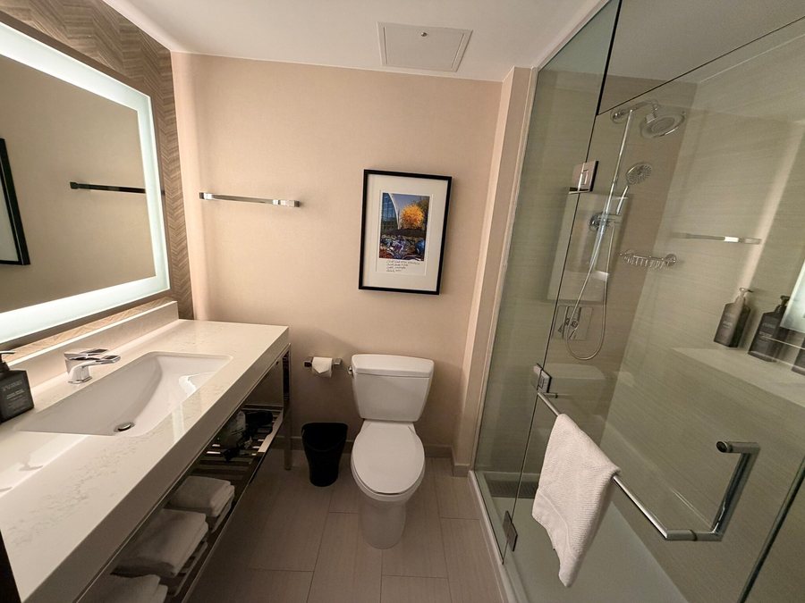 Sheraton Grand Chicago Riverwalk Chicago Illinois — Bathroom