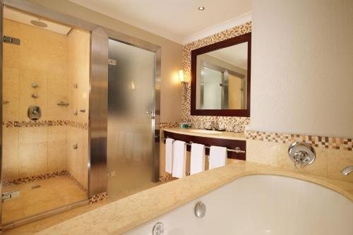 Sheraton Grand Krakow — Bathroom