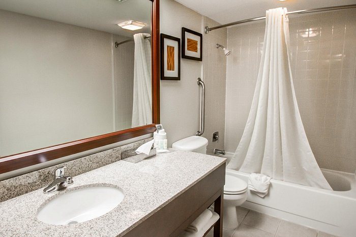 Sheraton Grand Rapids Airport Hotel — Bathroom