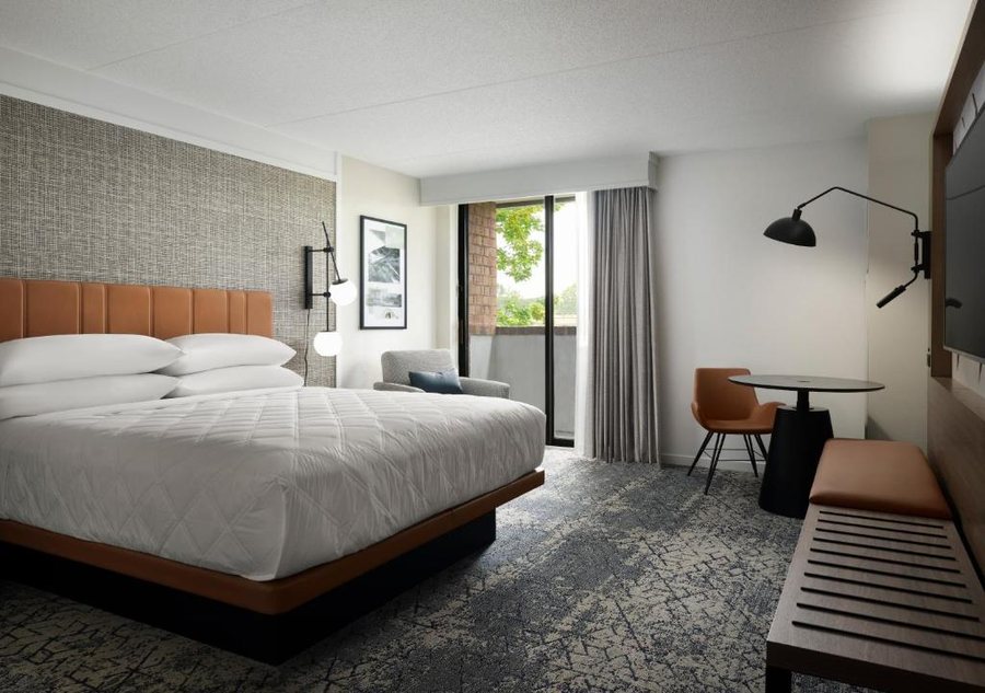 Sheraton Grand Rapids Airport Hotel — Guest room