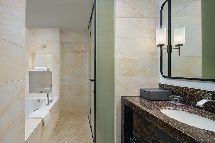 Sheraton Grand Shanghai Pudong Hotel Residences — Bathroom