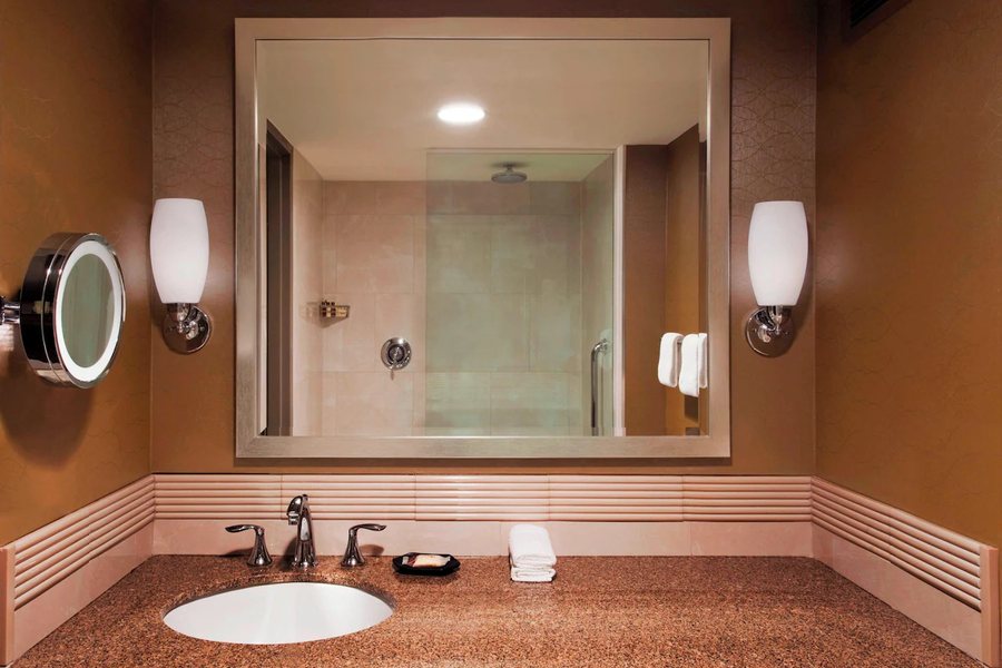 Sheraton Greensboro at Four Seasons — Bathroom