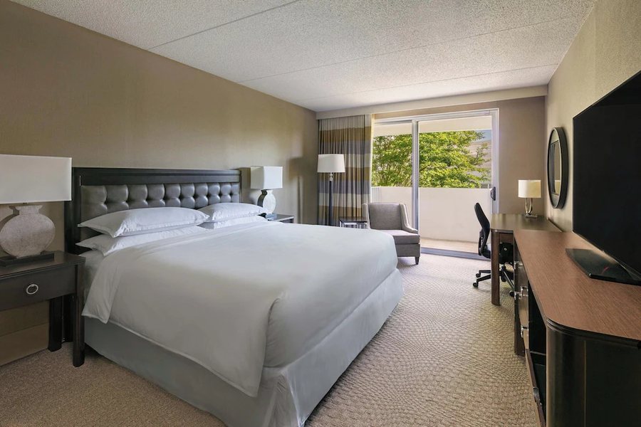 Sheraton Greensboro at Four Seasons — Guest room