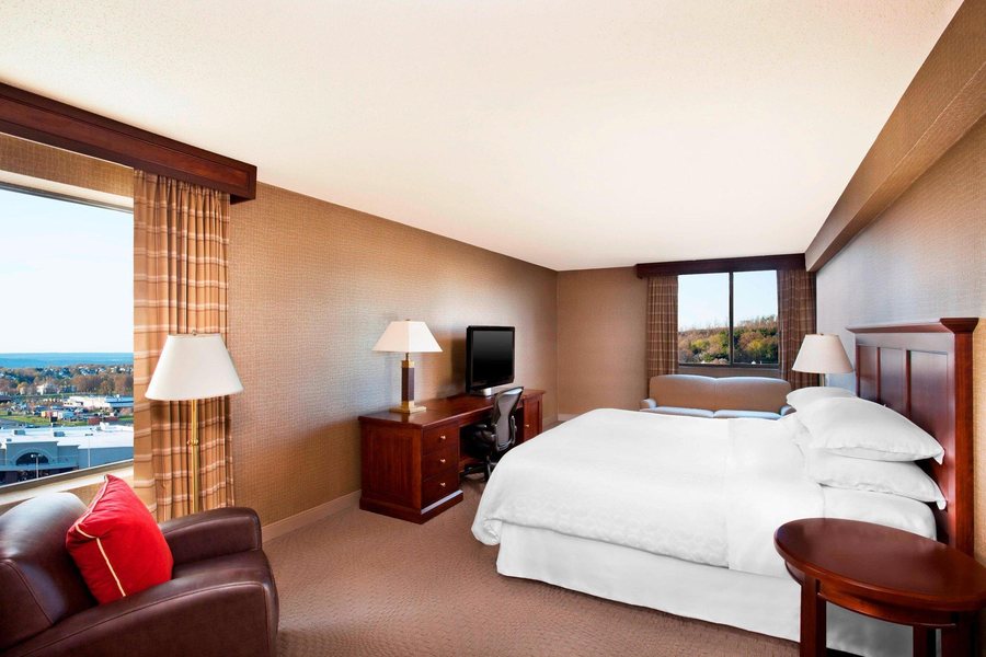 Sheraton Harrisburg Hershey Hotel — Guest room