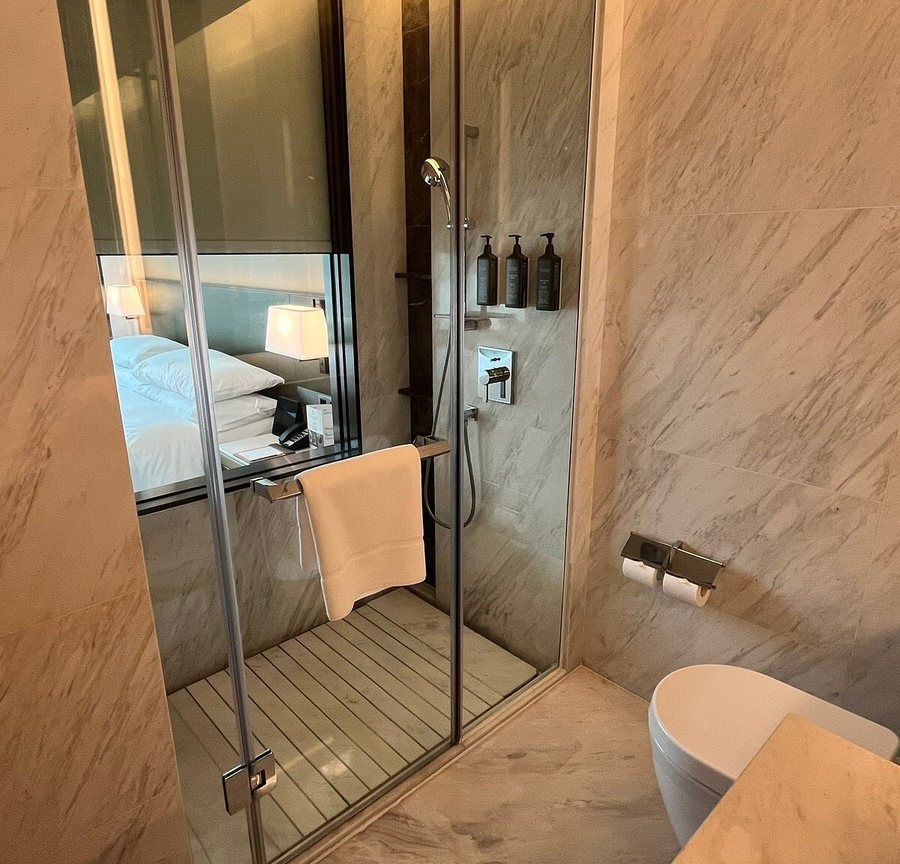 Sheraton Hong Kong Tung Chung Hotel — Bathroom