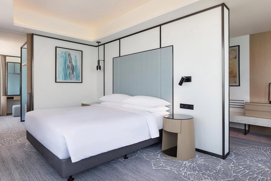 Sheraton Hong Kong Tung Chung Hotel — Guest room