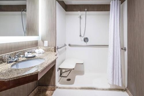 Sheraton Indianapolis City Centre Hotel — Bathroom