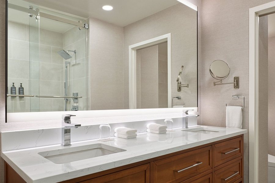 Sheraton Kansas City Hotel at Crown Center — Bathroom