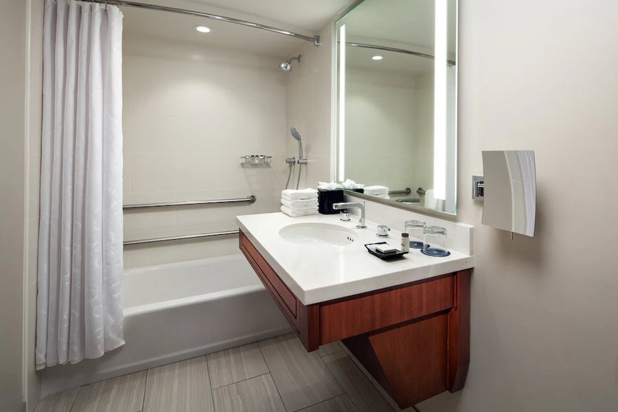 Sheraton Kauai Resort — Bathroom