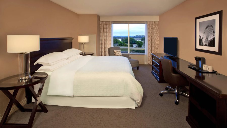Sheraton Louisville Riverside Hotel — Guest room
