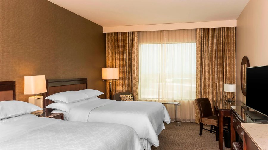 Sheraton Mesa Hotel at Wrigleyville West — Guest room