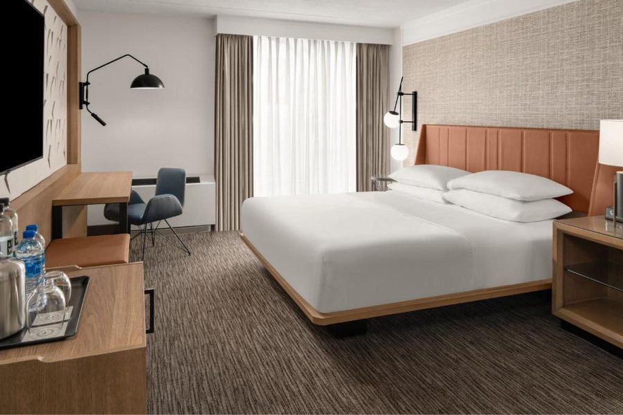 Sheraton Milwaukee Brookfield Hotel — Guest room