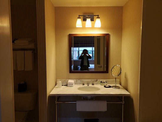 Sheraton Minneapolis Midtown Hotel — Bathroom