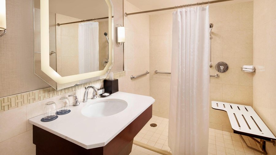 Sheraton New Orleans Hotel — Bathroom
