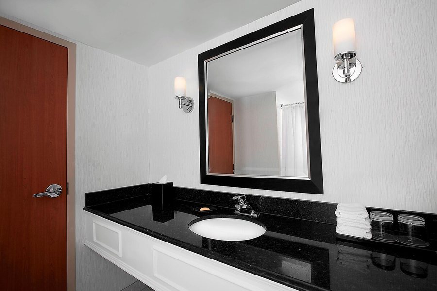 Sheraton Niagara Falls — Bathroom