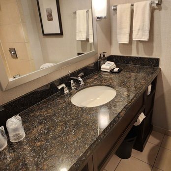 Sheraton Norfolk Waterside Hotel — Bathroom