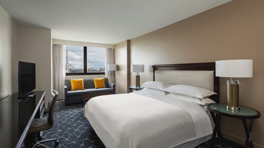 Sheraton Norfolk Waterside Hotel — Guest room